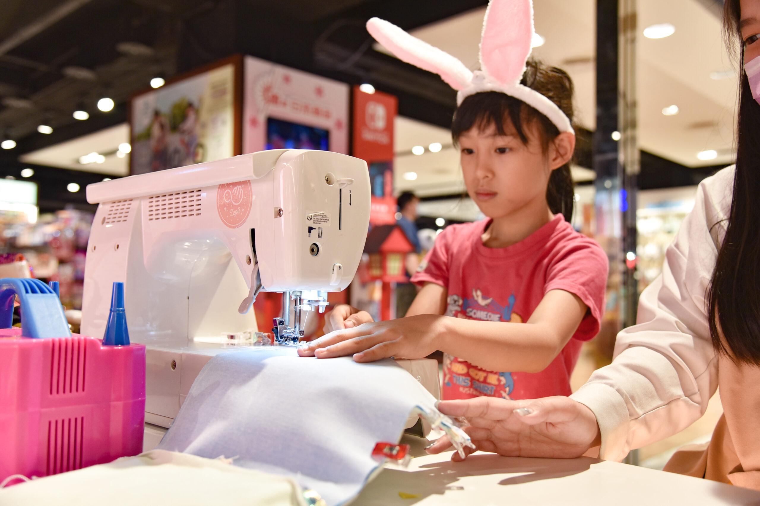 台北親子雨天備案｜知品兒童縫紉課程台北sogo百貨 國小學生也能一個小時內自己做一個包包～ 台 @ELSA菲常好攝