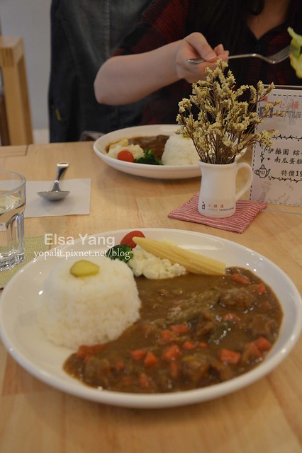 [食記] 淡水。小橫濱咖啡，日式咖哩飯|簡餐|美食|料理 @ELSA菲常好攝