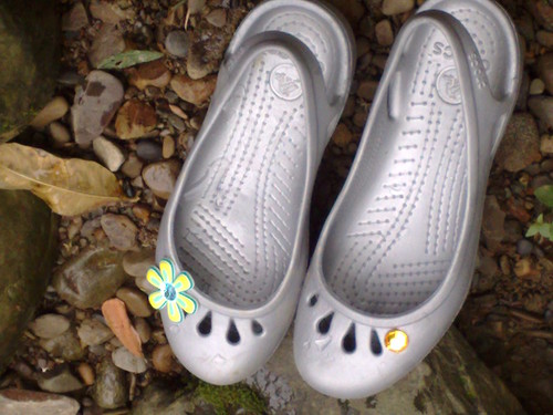 [開箱｜新入荷的新款布希鞋] crocs 最大的缺點心得評價｜下雨天小心地滑 @ELSA菲常好攝