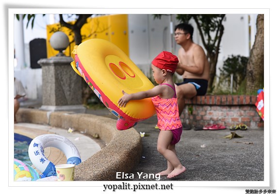 [1y6m] 夏天。第一次到海邊，第一次游泳&#8211;寶寶到海邊泳池必帶物品清單 @ELSA菲常好攝