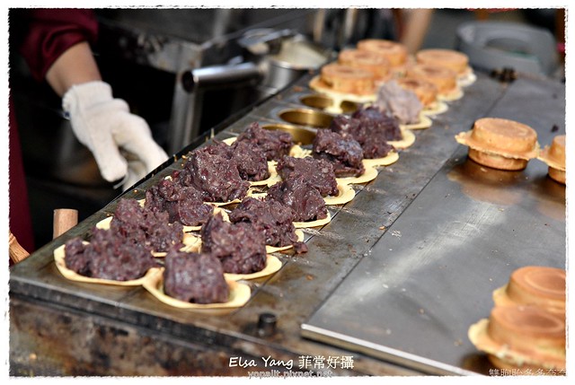 [美食] 萬華。華西街廣州街夜市-艋舺紅豆餅｜大排長龍的銅板美食只要＄10起 @ELSA菲常好攝