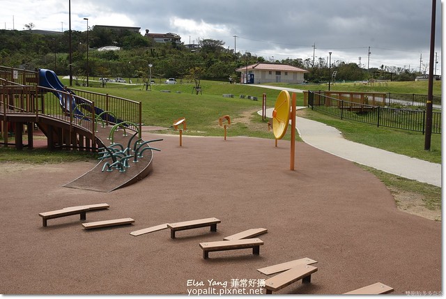 [沖繩親子旅行] 中城公園-帶小孩必去的沖繩最大縣營公園|三大遊戲區有超大彈跳床、超長溜滑梯搭配上遼闊草原 @ELSA菲常好攝
