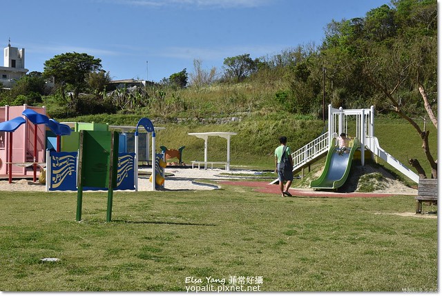 [沖繩親子旅行] 中城公園-帶小孩必去的沖繩最大縣營公園|三大遊戲區有超大彈跳床、超長溜滑梯搭配上遼闊草原 @ELSA菲常好攝