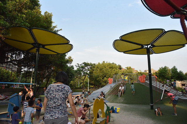 [親子景點] 台北榮星花園共融式公園|遮陽沙坑溜 滑梯磨石子 小山丘 @ELSA菲常好攝