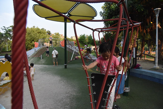 [親子景點] 台北榮星花園共融式公園|遮陽沙坑溜 滑梯磨石子 小山丘 @ELSA菲常好攝