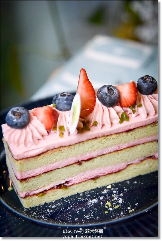 [淡水甜點] 撼動屋handshop英專店|法式蛋糕-開心莓慕斯蛋糕+生巧克力千層 @ELSA菲常好攝