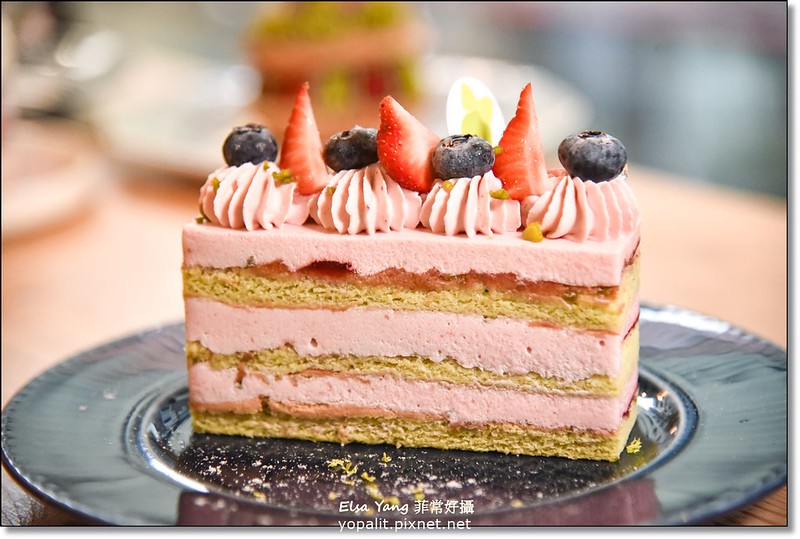 [淡水甜點] 撼動屋handshop英專店|法式蛋糕-開心莓慕斯蛋糕+生巧克力千層 @ELSA菲常好攝