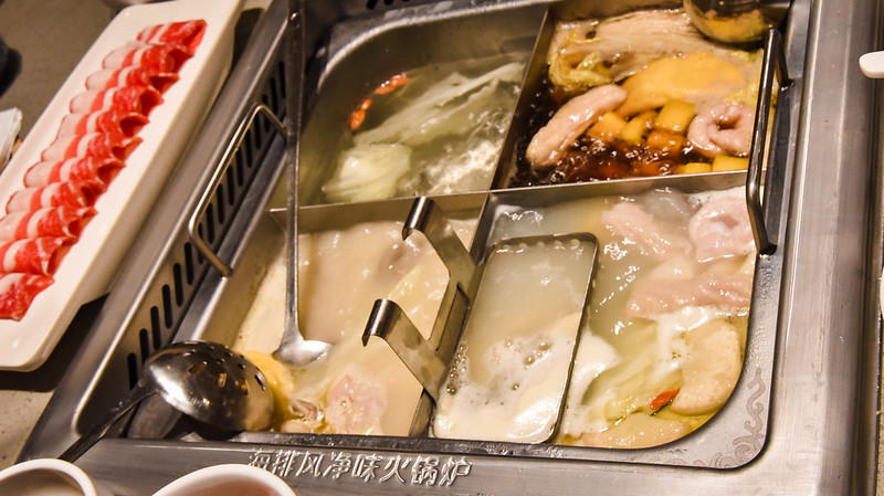 [桂林路家樂福美食] 西門海底撈用餐心得甜湯水果小菜吃到飽｜醬料區每人加$50營業時間到凌晨三點 @ELSA菲常好攝